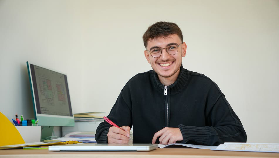 Joé Ciciretti à son bureau, devant un écran affichant des plans